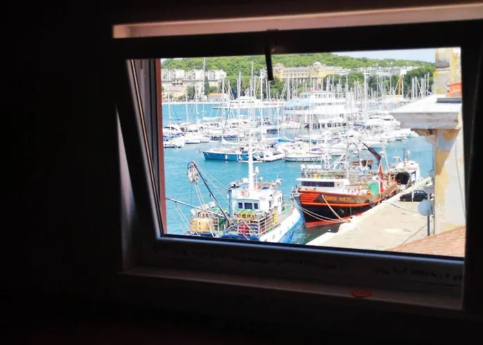 Sea View Apartment In The Center Of Pula